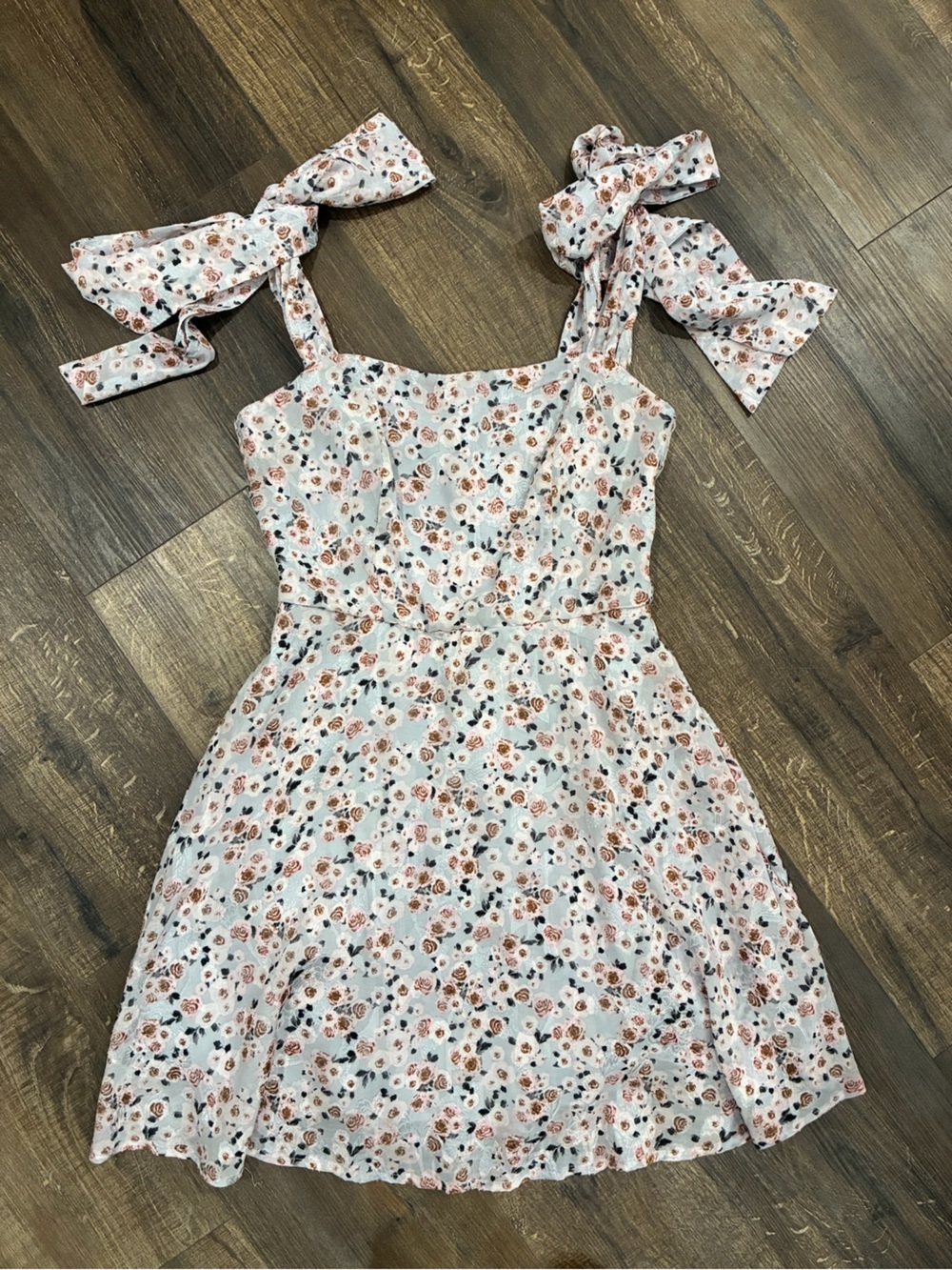 Francesca’s Blue Rain White Floral Tie-Shoulder Dress with Pink and Brown Roses